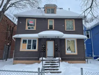 180 Balmoral - Room in House Available June 1st only $647 / month All utilities included - third flo...