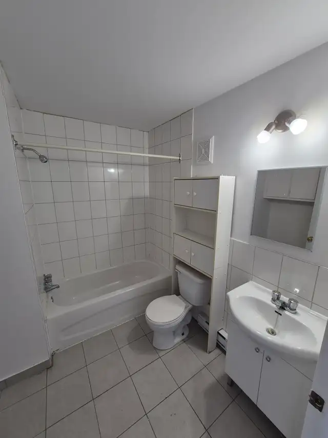 Vieux-Longueuil Grand 5 1/2 - Rénové -Calme! in Long Term Rentals in Longueuil / South Shore - Image 5