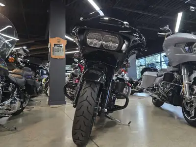 Blacked-out and loaded with premium features. Fire up the thrill-inducing Milwaukee-Eight 114 V-Twin...