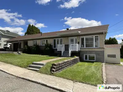 Maison au bord de l'eau avec grand terrain et possibilité de deux revenus de location. Parfait pour...