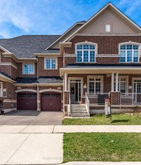 LUXURIOUS TOWNHOUSE FOR SALE IN OAKVILLE! DON'T MISS OUT!!