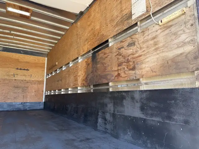 2019 Isuzu NRR 20 Foot Cube Van in Heavy Trucks in Delta/Surrey/Langley - Image 15