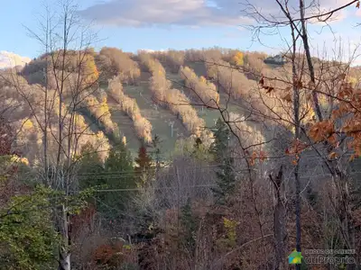 Saint-Sauveur, domaine avec super vue panoramique sur les pentes du mont Habitant et vue de coin sur...