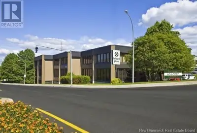 Visit REALTOR website for additional information. This campus-style complex, complete with FREE onsi...