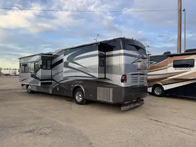 This 2005 Tiffin Allegro Bus with 4 slides is a LUXURY Class A diesel motorhome built on a Freightli...