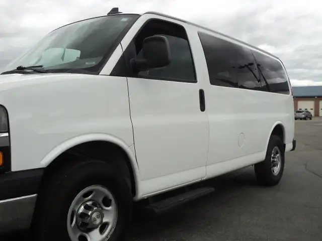 2022 Chevrolet Express 2500 LT RWD 6.6L8cylGas 12Passenger 135"W in Cars & Trucks in Brantford - Image 27