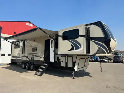 2019 Keystone Montana 380TH — Luxury Fifth-Wheel Toy Hauler This high-end 380TH offers a rare front...