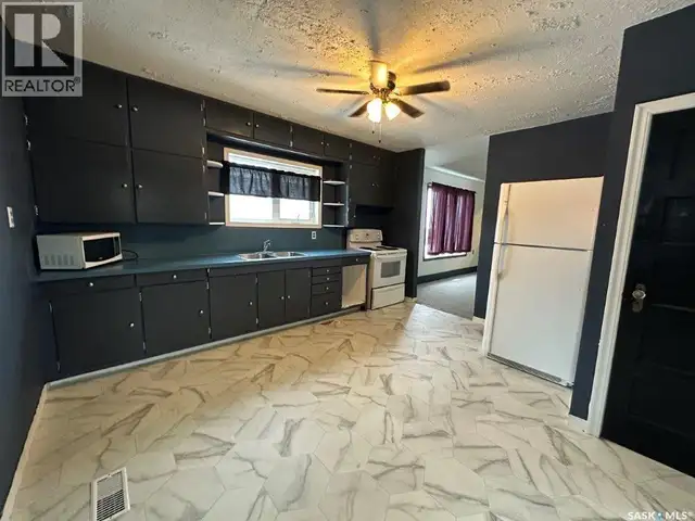 69 Railway AVENUE Kindersley Rm No. 290, Saskatchewan in Houses for Sale in Saskatoon - Image 12