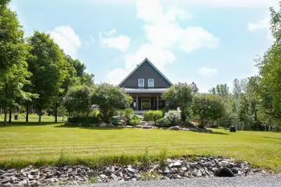 Lambton, Estrie. Charmante propriété située à quelques pas du majestueux Grand Lac St-François. ACCÈ...