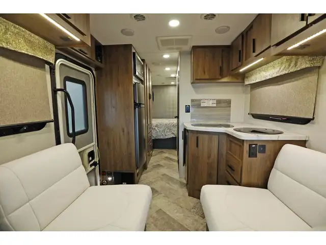 2021 Forest River Sunseeker Forester 2380 B+ DIESEL Full paint in RVs & Motorhomes in Laval / North Shore - Image 5