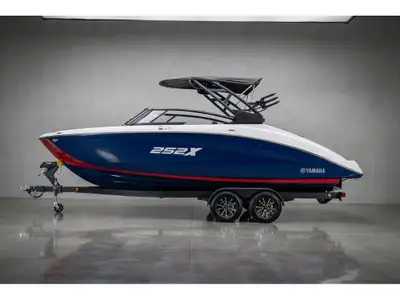 US-YAMC0133B525 Partez en croisière ou surfez en grand style ? bord du 252XE de Yamaha équipé des pa...
