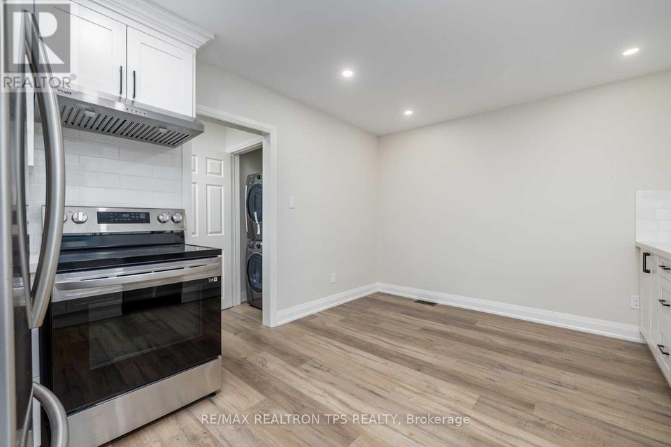 634 ATHOL STREET E Oshawa (Donevan), Ontario 5