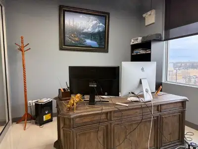 Prime Office/Retail Space in Windermere, Edmonton – 855 sq ft of Immaculate Space!Discover this exce...