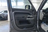 Land Rover Defender 110 P300 S 2023: - Extérieur métallisé gris EIGER et intérieur en cuir noir EBON... (image 9)