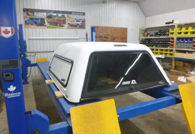 2014 - 2018 GMC Sierra or Chevrolet Silverado 6'6 White ARE Cap in Other Parts & Accessories in Kitchener / Waterloo - Image 2