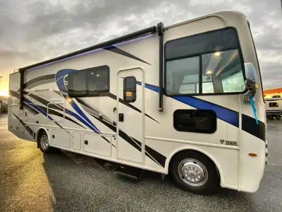 Thor Motor Coach Windsport Class A gas motorhome 29M highlights: Full-Wall Slide RV King Bed Drop-Do...