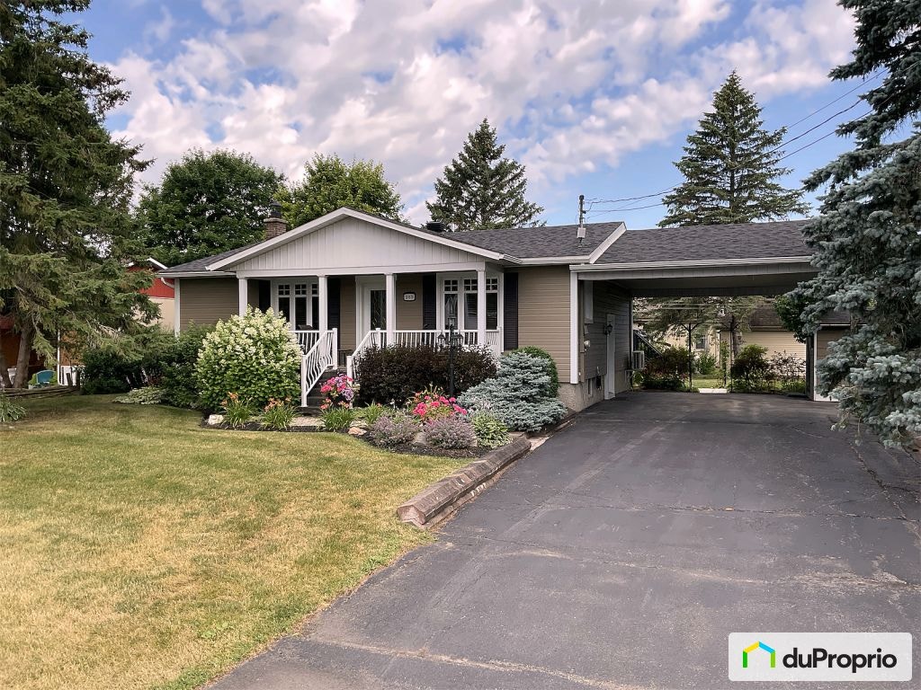 $379,000 - Bungalow for sale in St-Germain-De-Grantham — photo 1