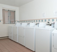 SPACIOUS 2 BEDROOM APARTMENT FOR RENT IN BRADFORD! SELECT APARTMENTS FULLY RENOVATED WITH PREMIUM UP... (image 4)