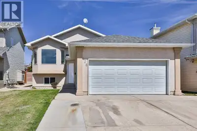 Located in the highly sought-after Uplands neighbourhood on the north side of Lethbridge, this spaci...