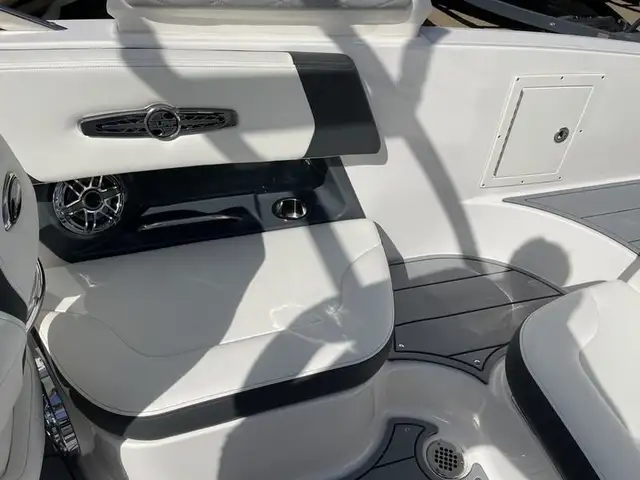 2023 Chaparral 26 Surf - BOAT SHOW SEASON SALE! in Powerboats & Motorboats in Saskatoon - Image 15