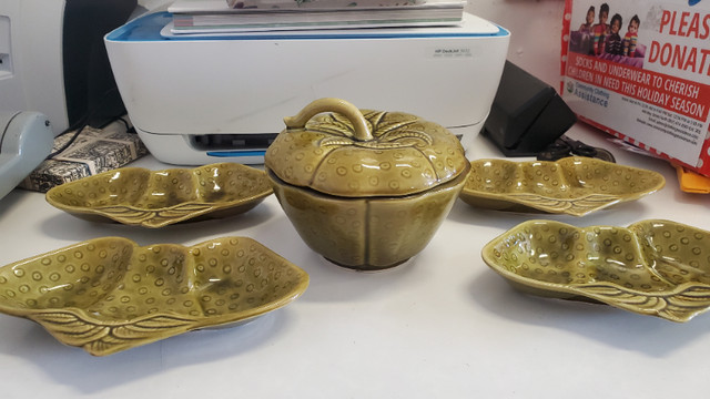 Vintage Green Belmar Strawberry Dishes in Arts & Collectibles in Thunder Bay - Image 2