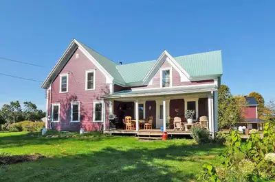 Bury (Estrie) : Fermette de 5000 m² à 30 minutes de Sherbrooke offrant une maison lumineuse de trois...