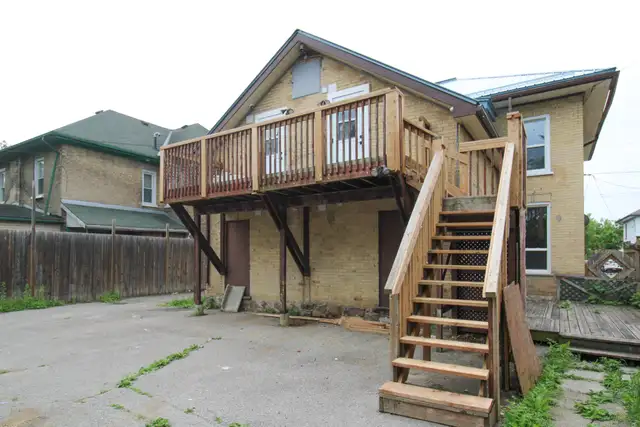 Unit A - 468 Bolivar Street, Peterborough - All Utilities & Park in Long Term Rentals in Peterborough - Image 4