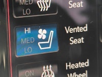 WOW! SPORT CREW CAB! EXTRA CLEAN INSIDE AND OUT! CLEAN CARFAX, NO ACCIDENTS, 5.7L HEMI V8, 4X4, LEAT... (image 3)