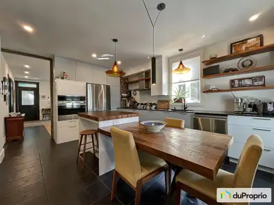 UNIQUE À LIMOILOU | 3 STATIONNEMENTS | LIBRE RAPIDEMENT Élégant duplex de style maison de ville sur...
