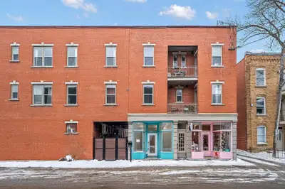 233 2e Avenue in Verdun is a newly renovated commercial space with 579 sq.ft. in the hottest street...