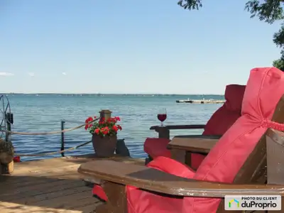 Superbe cottage - Directement sur la rive du lac Saint-François, une plage juste dans votre cour. À...