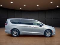 Price includes $1,000 finance credit. Price does not include fees or taxes. Experience the 2023 Chry... (image 4)