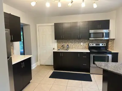 Upper Unit - 24 Stewart Pl For showings, TEXT or CALL: 705-559-3991 & please indicate address of uni...
