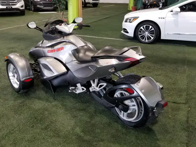2011 CAN-AM Spyder in Cars & Trucks in Laval / North Shore - Image 5