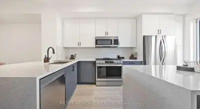 Price: $1,120,000 / $4,249/mo Situated in the quaint neighbourhood of Streetsville, this 2 year new...
