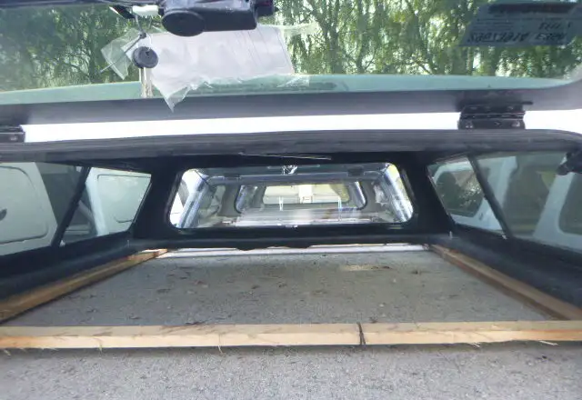 2019 - 2026 Chevrolet Silverado 1500 6'6 GAZ Summit White cap in Other Parts & Accessories in Kitchener / Waterloo - Image 3