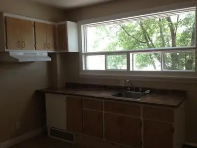 418-655-8912 418-655-8281 Au 4483 3ème avenue ouest #12, beau grand 2 1/2. Premier étage, petite gal...