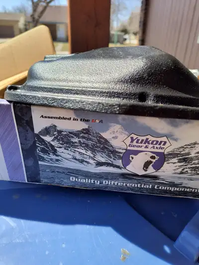 You should be and bolts 8.5-in perfect differential cover Yukon brand new in the box with bolts, shi...