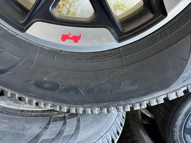 Jeep Wrangler 285-70-17 MAGS ORIGINE RUBION PNEUS TOYO 10/32 202 in Cars & Trucks in St-Georges-de-Beauce - Image 6