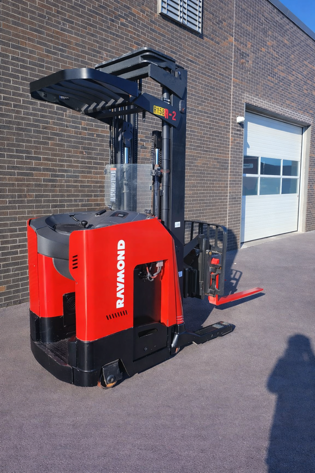 2016 RAYMOND REACH FORKLIFT 3500LB CAP CERTIFIED WITH CHARGER in Heavy Equipment in Mississauga / Peel Region - Image 3