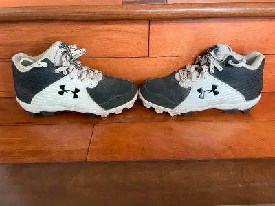 Here is a pair of kid’s mid-height baseball cleats by Under Armour. They were only used for one year...