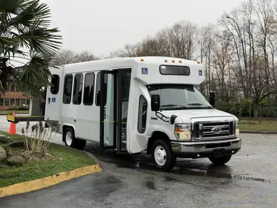 2017 Ford Econoline E-450 Bus 19 Passenger including Driver Wheelchair Lift 800 LB / 364 KG Lifting...