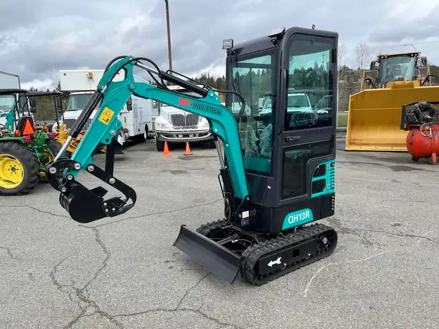 2024 agt Industrial Green QH13R Mini Excavator 420CC Gas Engine  in Heavy Equipment in Richmond - Image 3