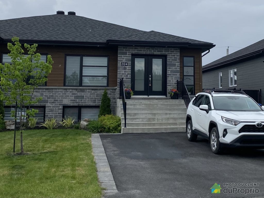 $689,900 - Bungalow for sale in St-Philippe — photo 1
