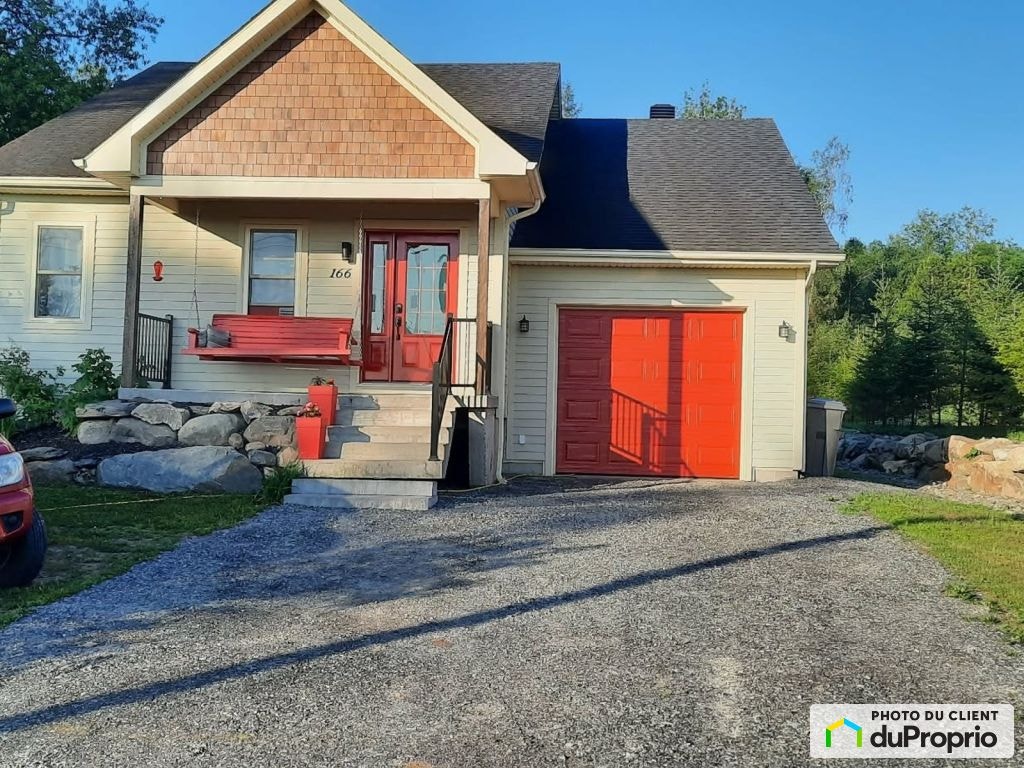 $674,900 - Bungalow for sale in Granby — photo 1