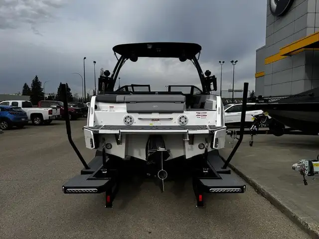 2025 Cobalt Boats CS23 Surf in Powerboats & Motorboats in Saskatoon - Image 5