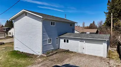 R32//Hamiota/Welcome to this beautifully maintained two-story home that offers comfort, space, and f...