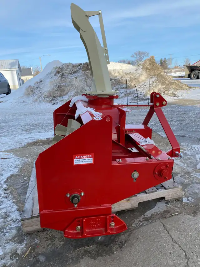 2023 FARM KING PR600, 960, 1080, 1200 Snow Blower in Farming Equipment in Moose Jaw - Image 3
