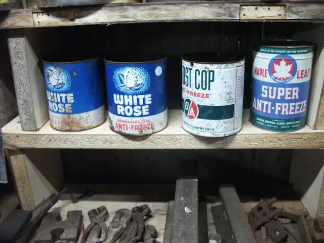 Vintage Oil Bottles and Cans in Arts & Collectibles in Belleville - Image 9