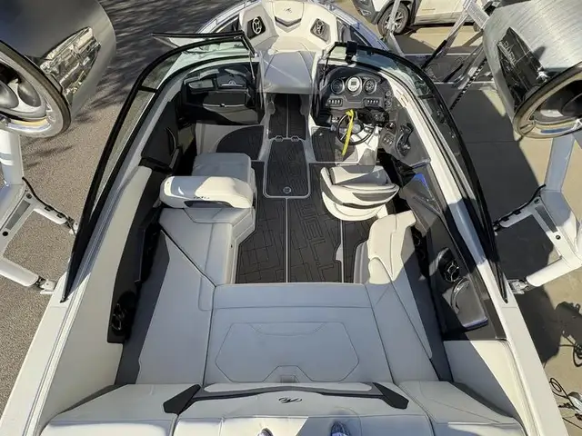 2017 Monterey 238 SS SURF in Powerboats & Motorboats in Saskatoon - Image 11